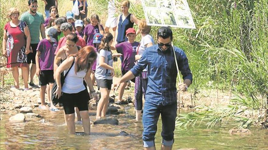 L’Alcora cruza el río y quema sus ‘ninots’ para honrar a Sant Cristòfol