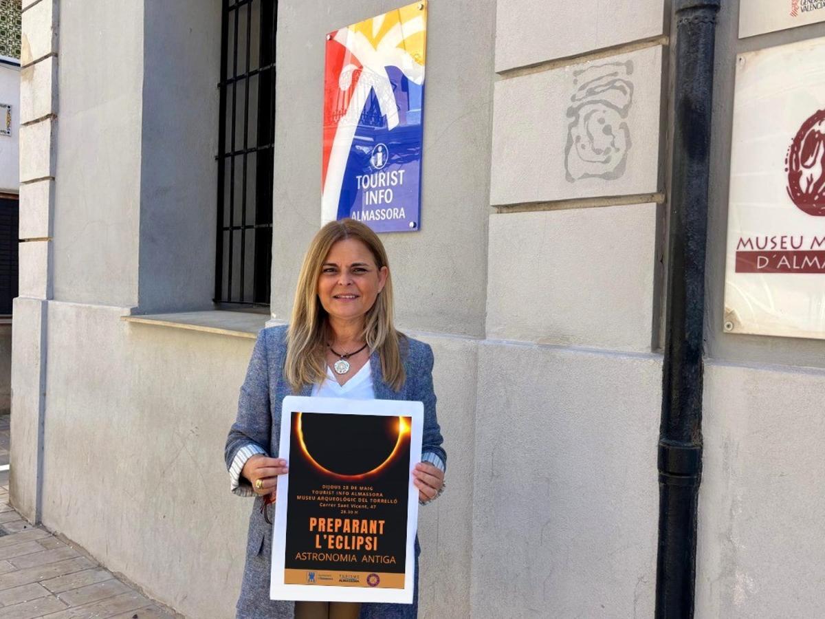 La concejala de Turismo, SIlvana Rovira, con el cartel de la primera actividad.