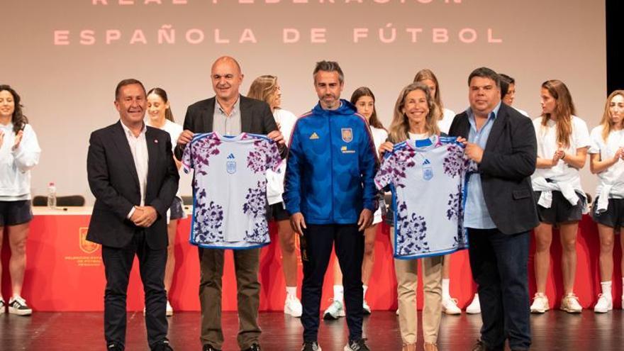 La selección española femenina inunda de ilusión Santa Eulària y hoy presenta la camiseta del Mundial