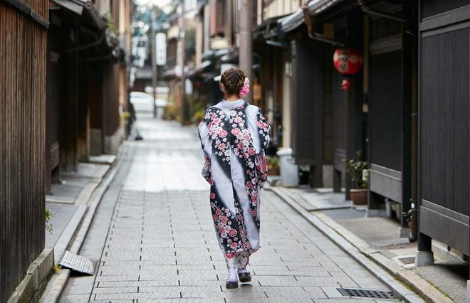 Una maiko pasea por Kioto