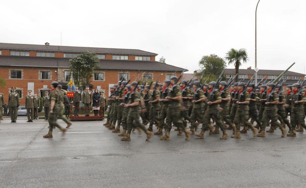 Desfile celebrado este viernes, con motivo de la toma del mando del coronel José Miguel Garcés Menduiña. | FERNANDO RODRÍGUEZ