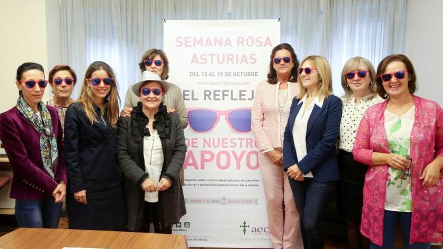 Presentación del programa de actividades de la Semana Rosa. De derecha a izquierda, María Socorro Alonso Noriega, Dolores Olavarrieta, Marisa Ponga, Margarita Collado, Margarita Fuente, Viri Fernández, Alejandra Nuño, Carmen Moreno y Ana Isabel Fernández.