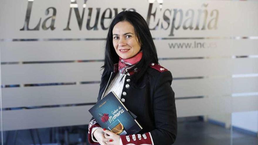 Aida Sandoval, con un ejemplar de su novela.