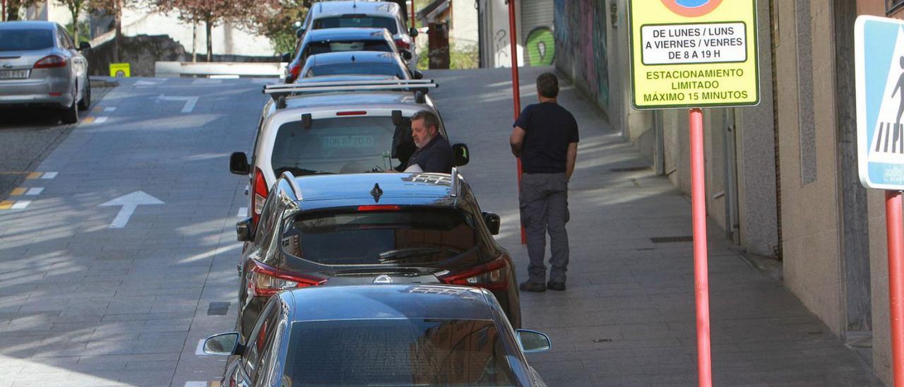 Los padres del alumnado de Carmelitas ven insuficientes las zonas de  aparcamiento exprés - Faro de Vigo