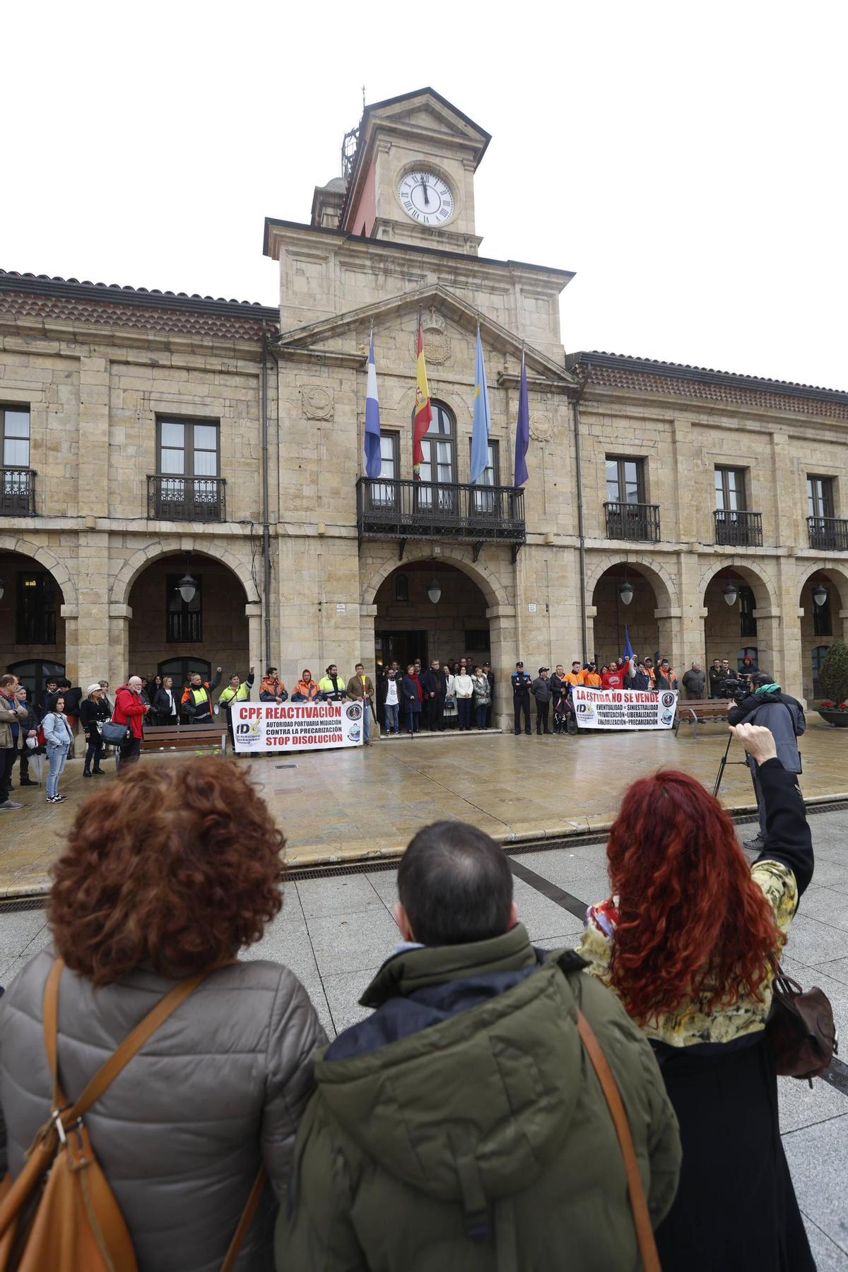 EN IMÁGENES: La alcaldesa de Avilés sufre un escrache en un minuto de silencio por el 11M