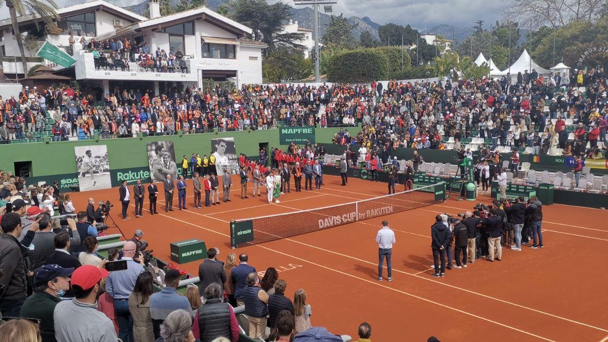 La pista central de Puente Romano, puesta en pie para el homenaje a Manolo Santana.