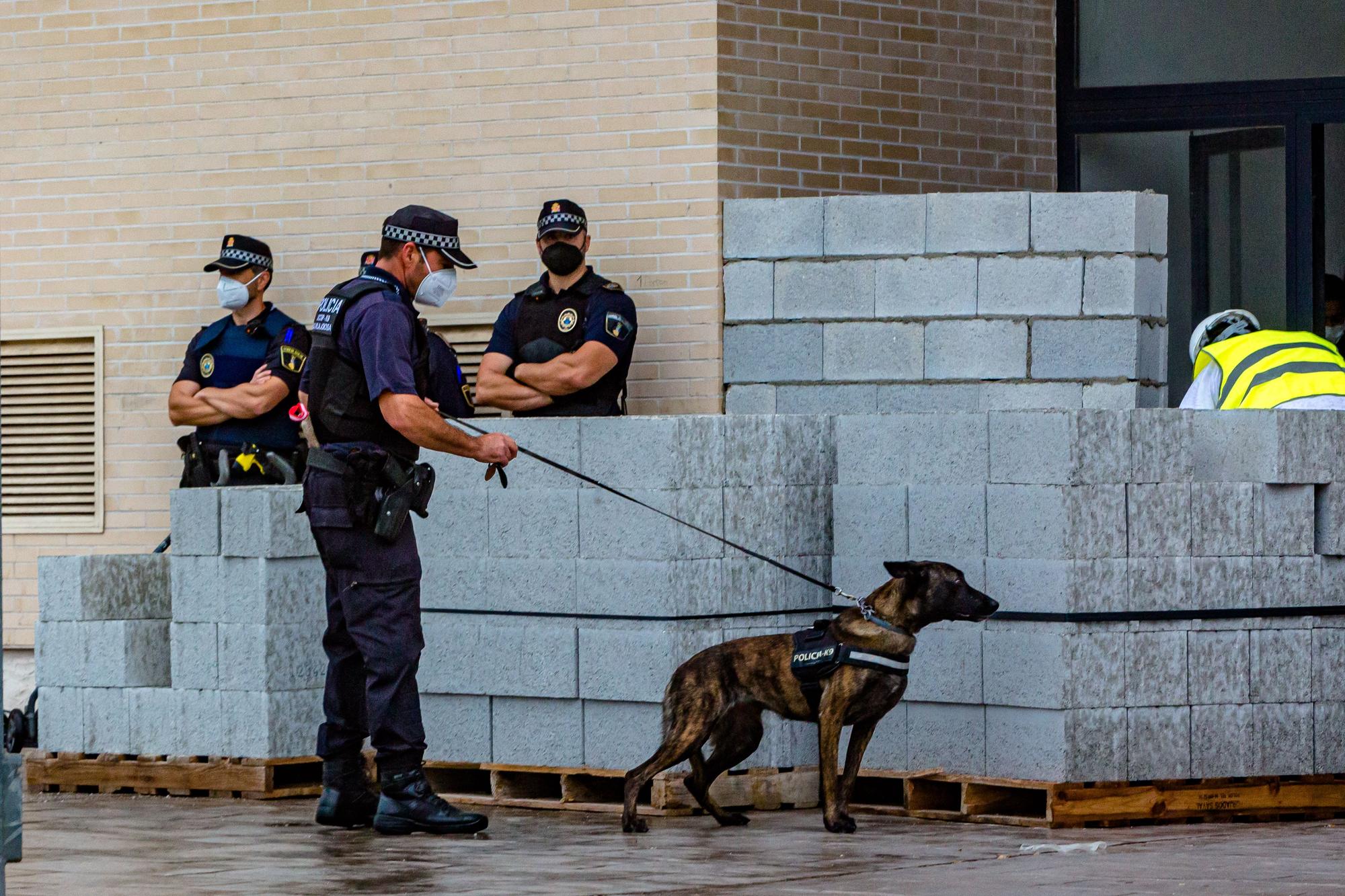 La Policía Local de La Vila desaloja un edificio lleno de okupas en el Xarquet