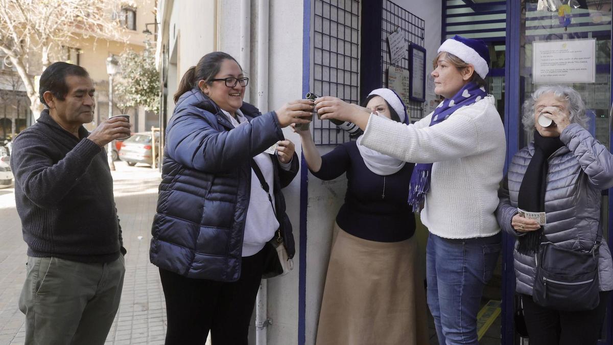 Brindis en una administración tras confirmar que en la Lotería de Navidad de 2024 repartieron uno de los premios.