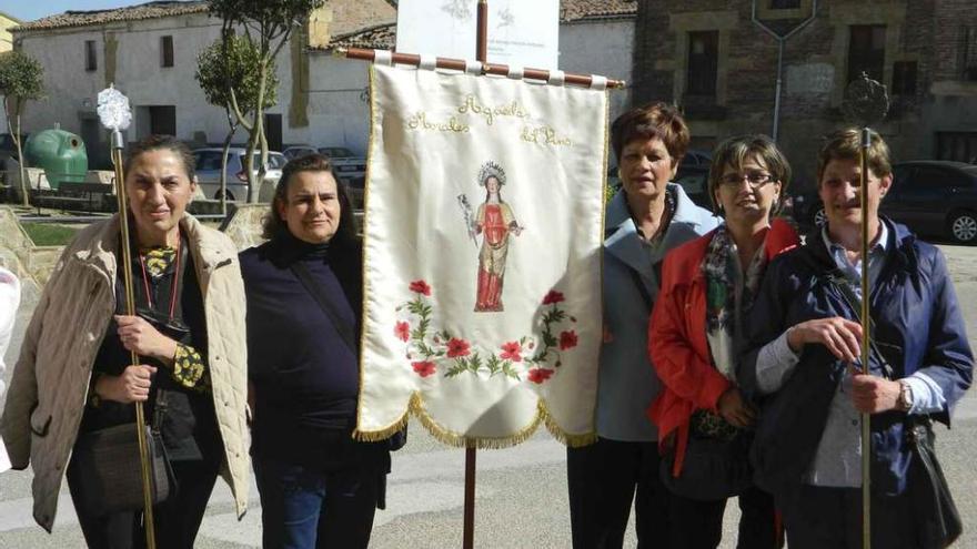 Hermanas de la cofradía de las Águedas de Gema, y cofrades de Nuestra Madre de las Angustias de El Perdigón posando con sus estandartes durante el encuentro.