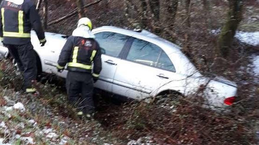 Un herido leve en una salida de vía a causa del granizo en Aranga