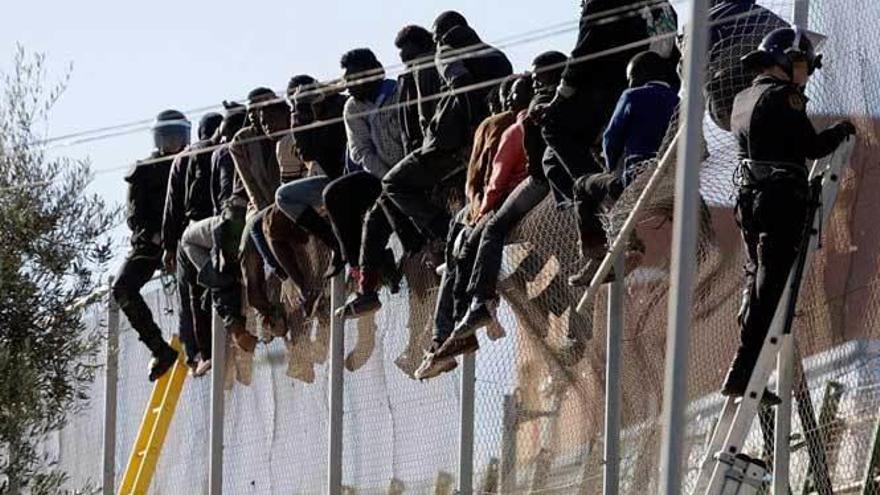 Ocho inmigrantes logran, por primera vez en 2016, saltar la valla de Melilla