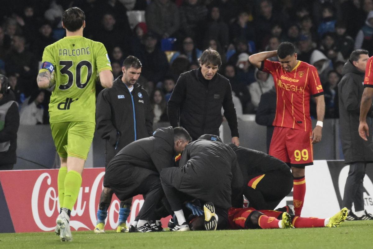 Lameck Banda, del Lecce, recibiendo asistencia médica ante el Nápoles