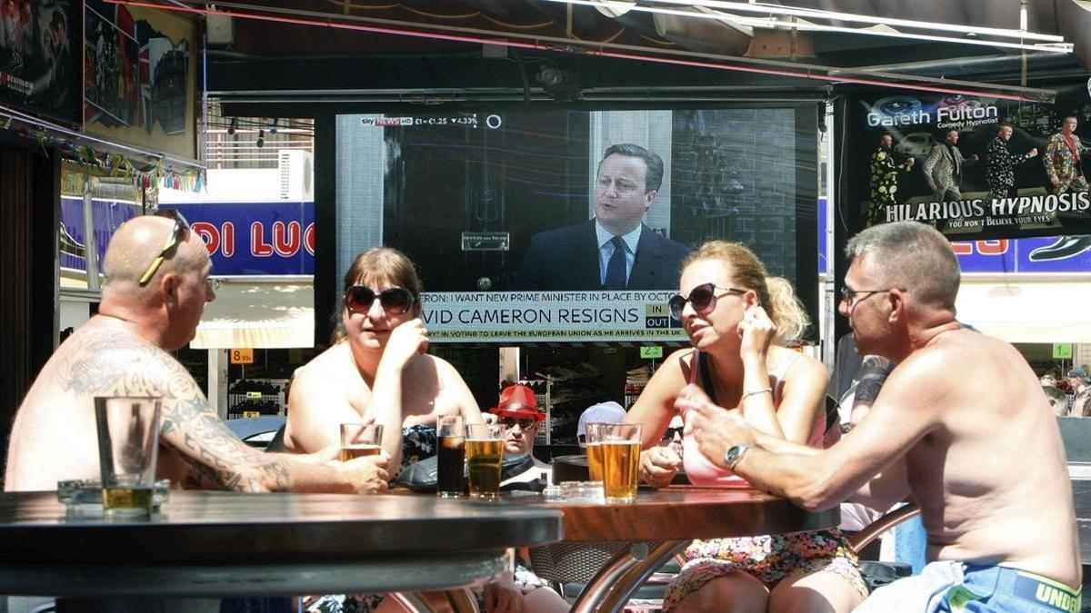 Residentes británicos en un pub de Alicante.