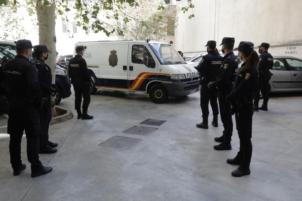 Pasa a disposición judicial la docena de migrantes detenidos tras fugarse de un avión en el aeropuerto de Palma