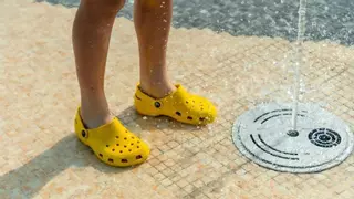 Fer servir crocs a l'estiu? Una podòloga és contundent: "Et descalces en un segon, però..."