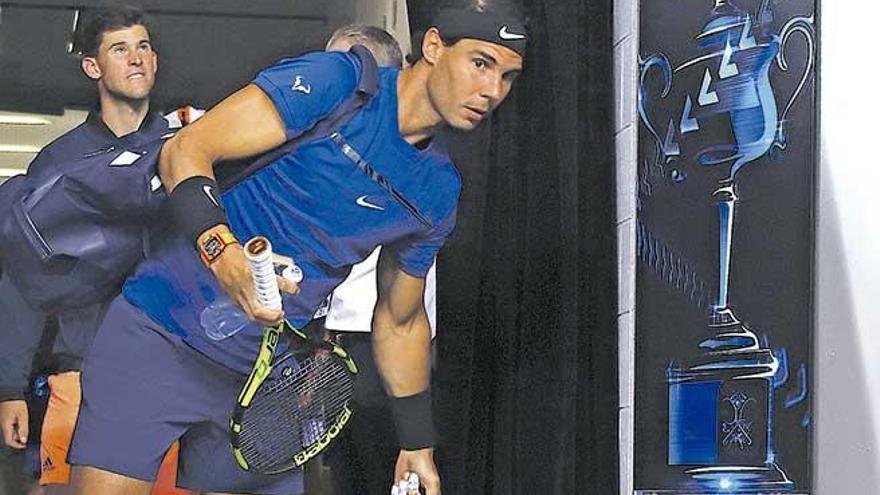 Nadal, antes de entrar a la pista seguido de Thiem.