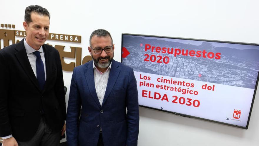 El alcalde Rubén Alfaro y el concejal José Antonio Amat en la presentaciòn de las cuentas municipales para 2020