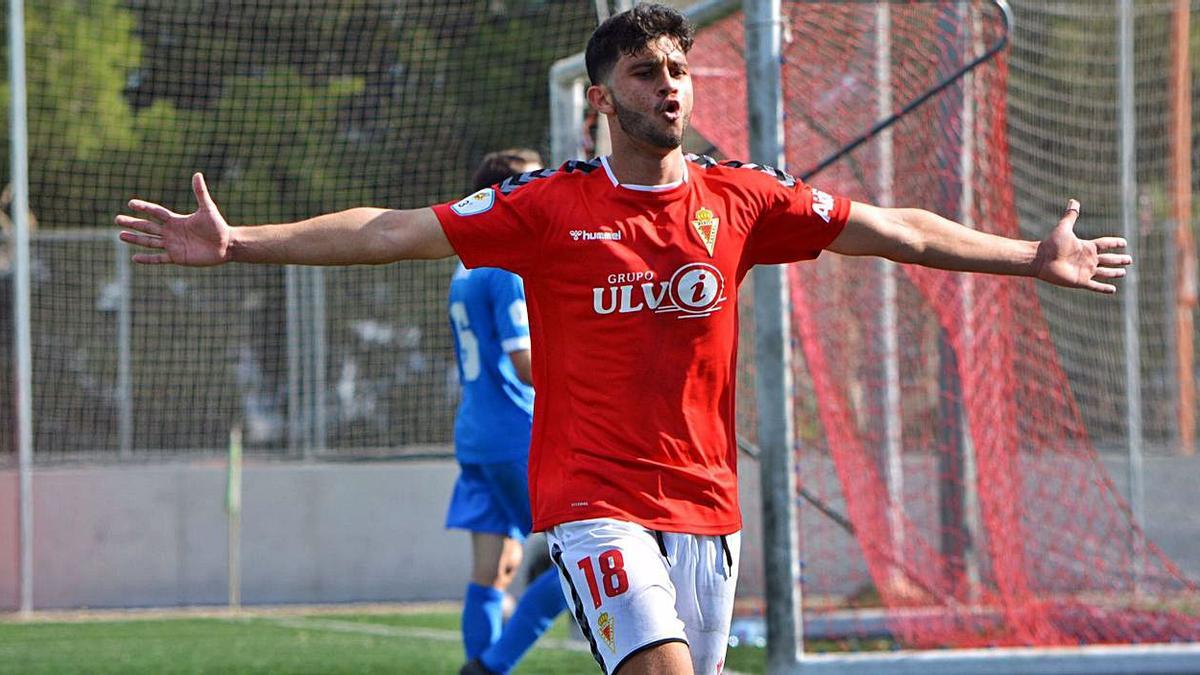 Philip celebra el cuarto gol de la victoria del Real Murcia Imperial ante el Plus Ultra.