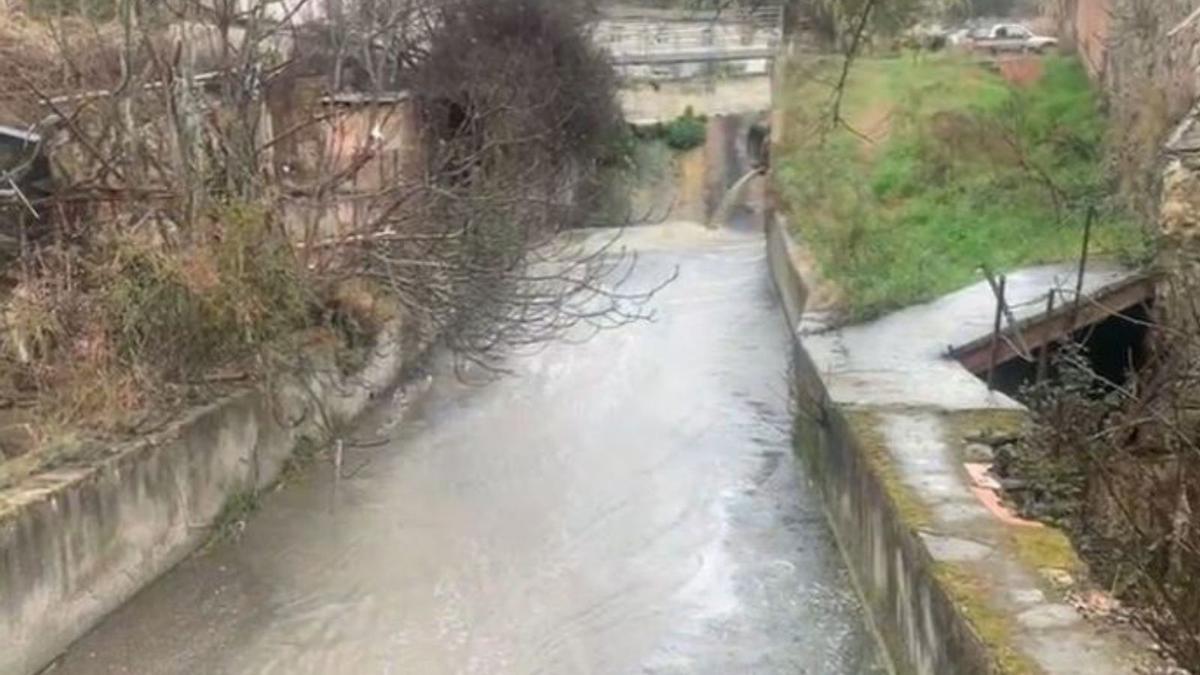 El col·lector a l’alçada del torrent de Sant Pau continua abocant aigües fecals al riu 