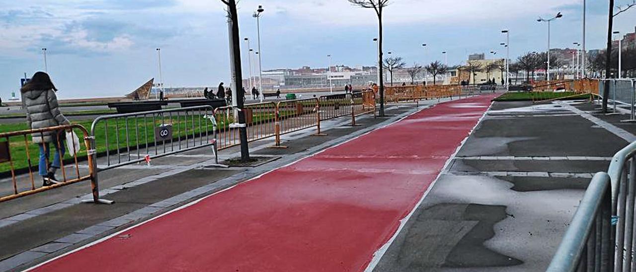 El tramo que unirá el carril bici de Mariano Pola con Poniente, ayer, vallado y pintado de rojo a la espera de que se seque la pintura.