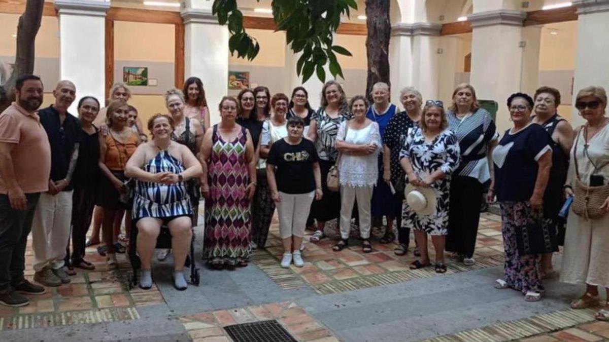 Participantes en el acto de inauguración de la muestra en Gandia
