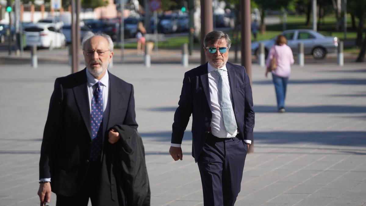 El expresidente del Córdoba CF Carlos González, junto a su abogado, llega a la Ciudad de la Justicia.