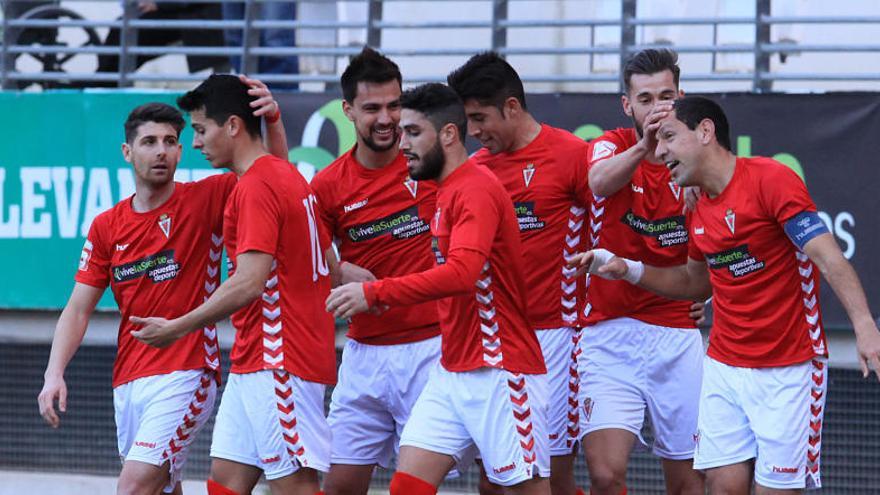 Carrillo hace un gesto cariñoso a Acciari,que es felicitado por todos sus compañeros tras su gol.