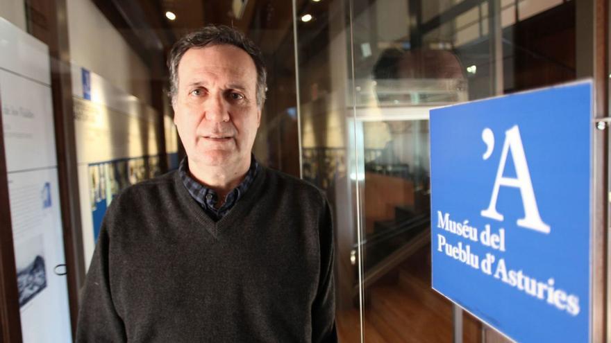 Juaco López, a la entrada del Muséu del Pueblu d’Asturies.
