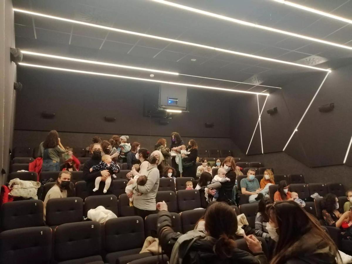 Imagen de una de las 'sesiones teta' de los cines Embajadores en sus comienzos
