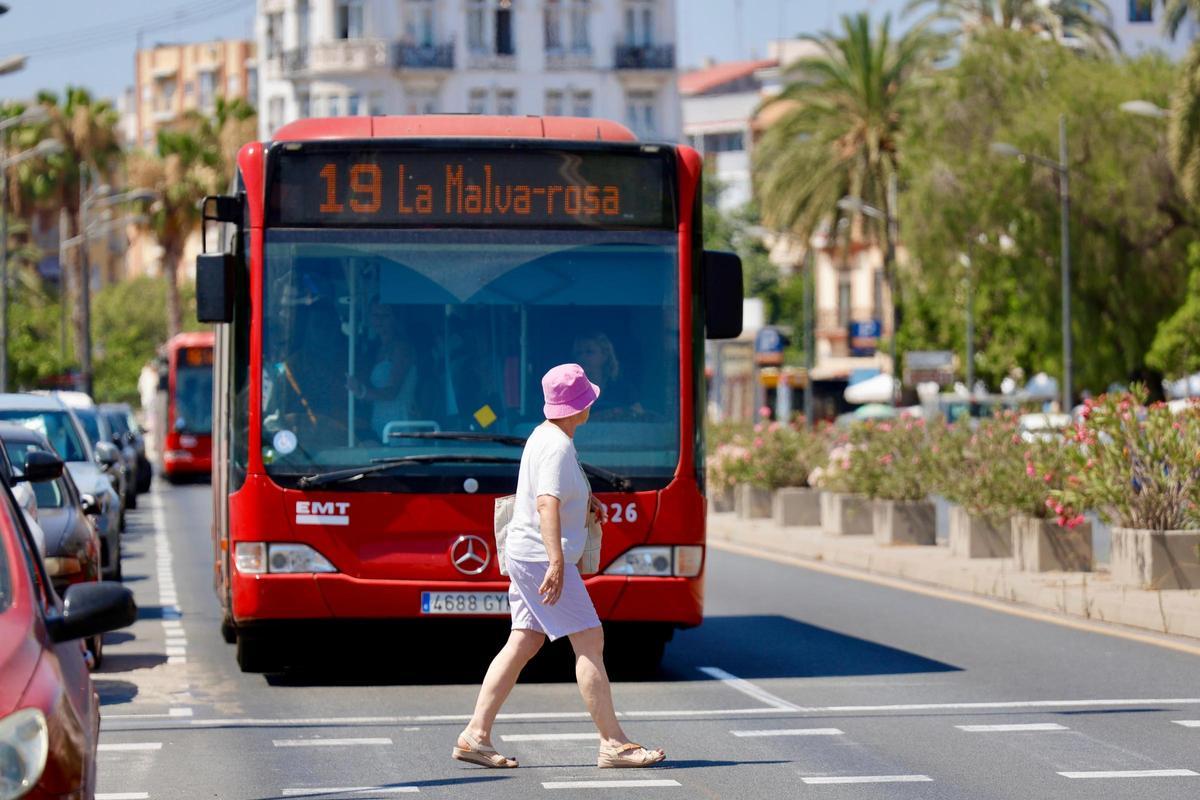 Las playas de València se llenan ante la llegada inminente de una nueva ola de calor