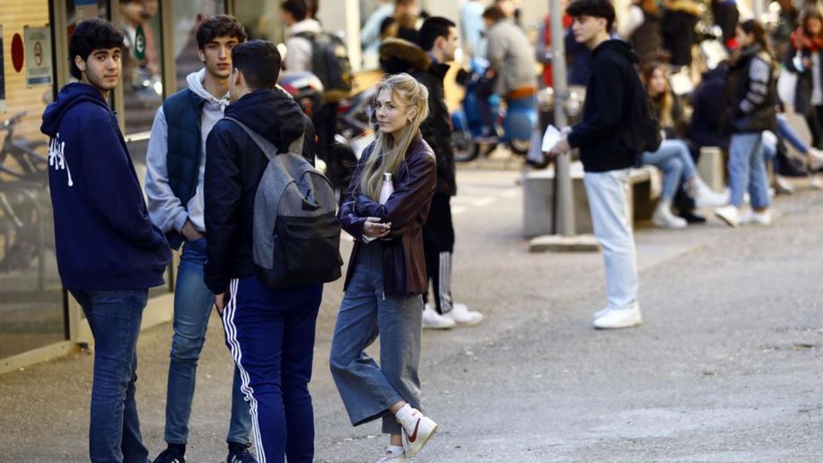 Al aire libre 8 Un grupo de jóvenes, sin mascarilla, en la puerta de la Facultad. | JAIME GALINDO