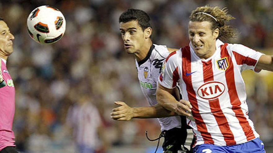 Forlán y Da Costa pugnan por un balón ante la presencia de César Sánchez