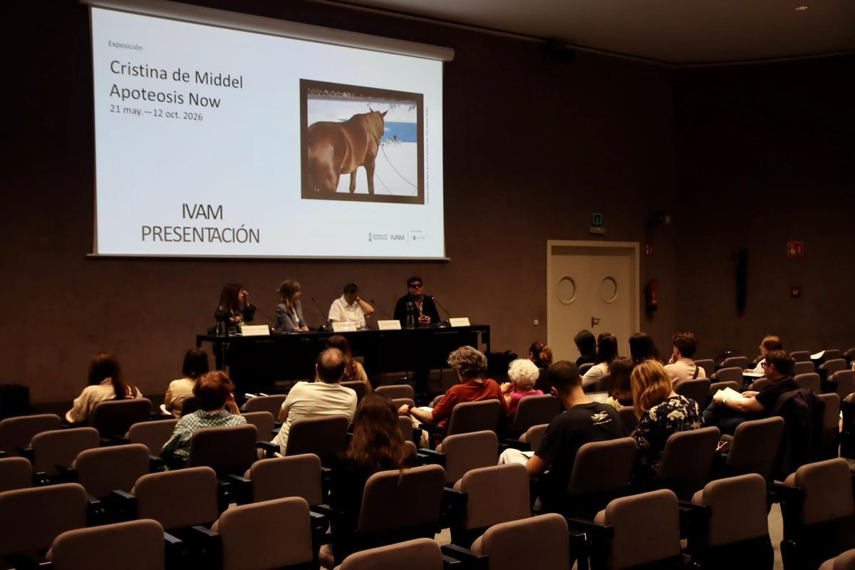 La fotógrafa Cristina de Middel inaugura su exposición 'Apoteosis Now' en el IVAM