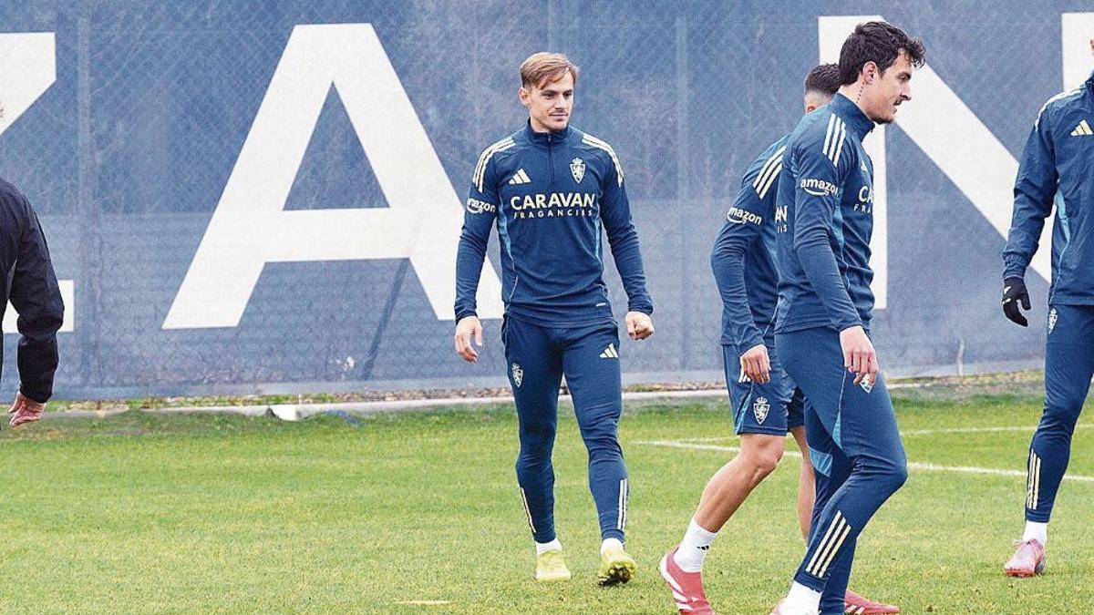 Dani Gómez, en el centro, junto a Radovanovic en un entrenamiento del Zaragoza.