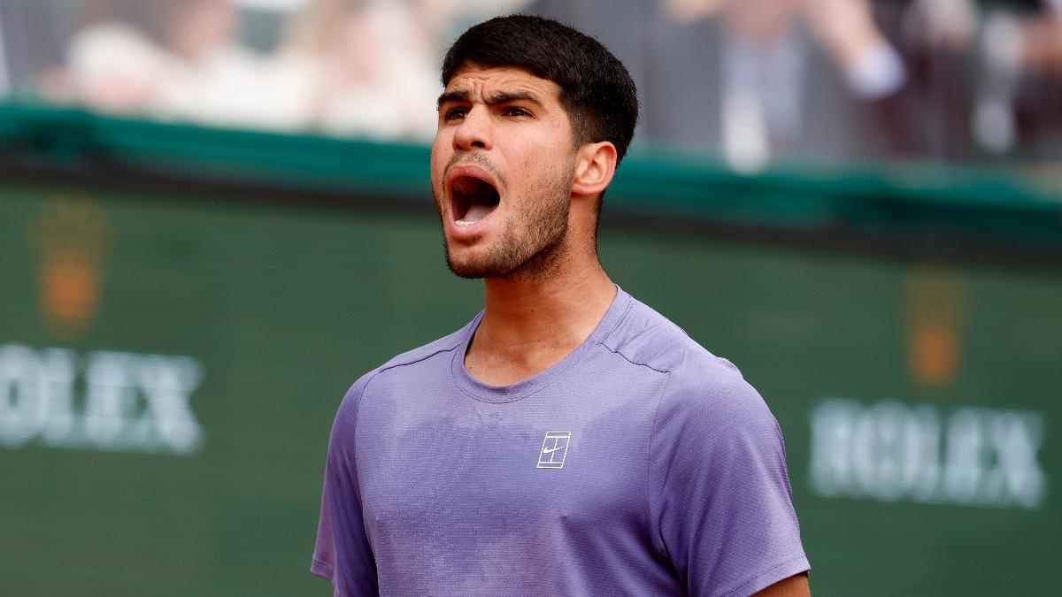La camiseta de Nike con la que Carlos Alcaraz arrasa en tierra batida, ahora roza el 50 %