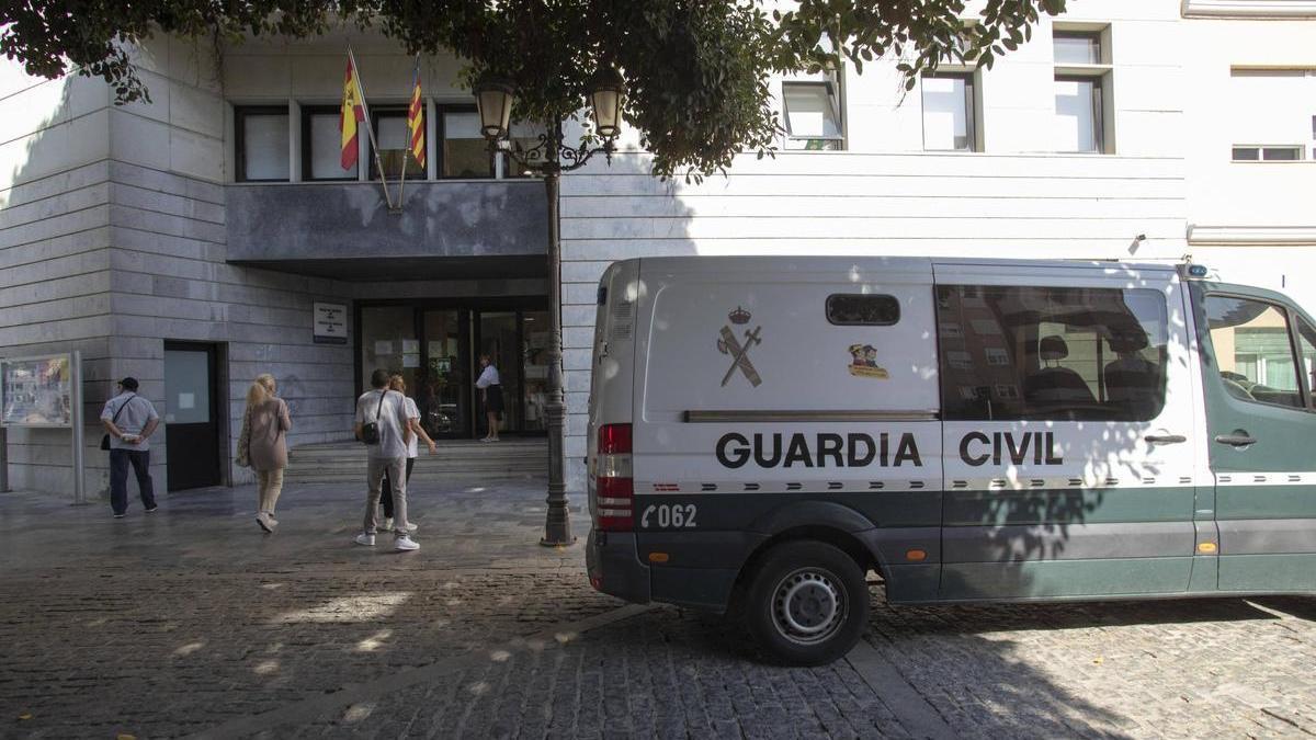 Un furgón de la Guardia Civil ante los juzgados de Sueca, en una imagen de archivo.