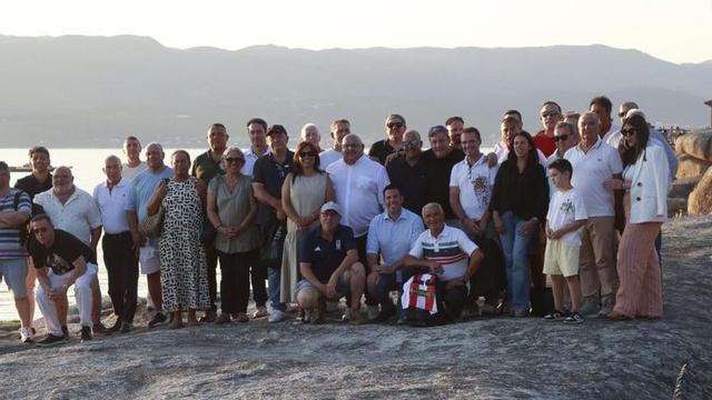 Los representantes de los clubes de Tercera y y el presidente de la Federación Gallega, Pablo Prieto, ayer en A Illa. | FUTGAL