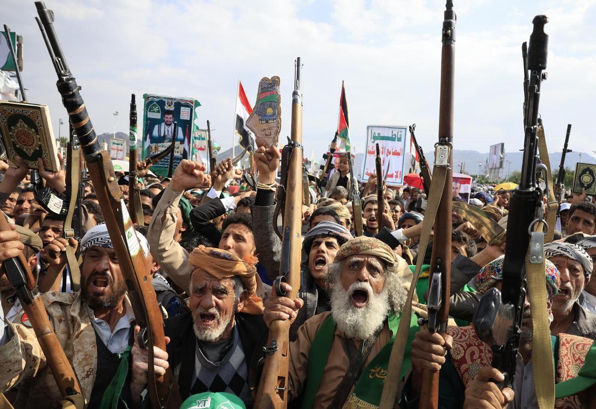 Hutíes protestan contra los ataques de Israel.