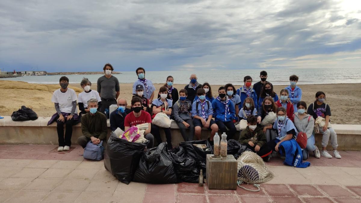Jornada de limpieza de playas en El Campello por parte del voluntariado medioambiental