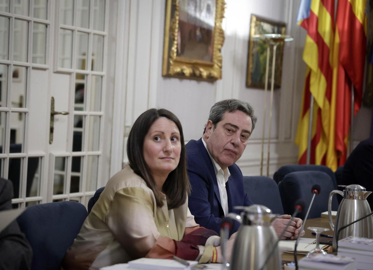 Los portavoces de Vox en las Corts, Ana Vega y José María Llanos, este miércoles.