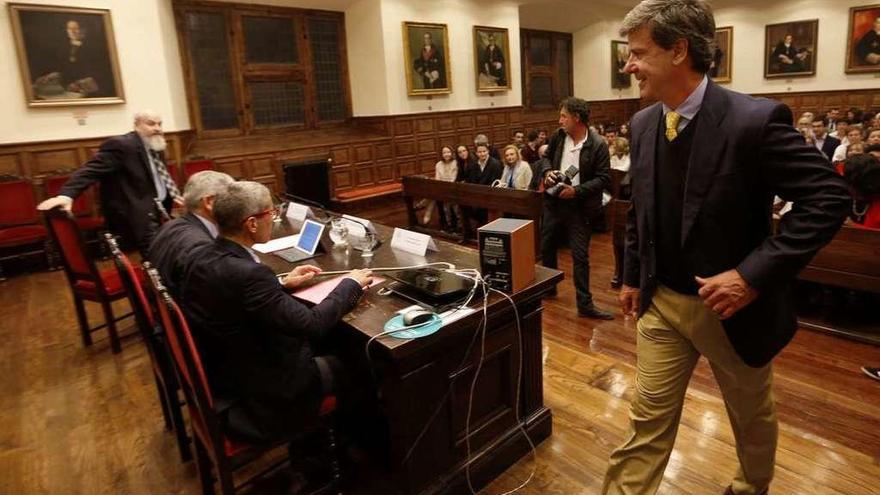 Cayetano Martínez de Irujo se incorpora a la mesa presidencial del Aula Magna donde ya estaban, por la izquierda, Carlos Fernández Collado, Santiago García Granda y Alberto Suárez Laso.