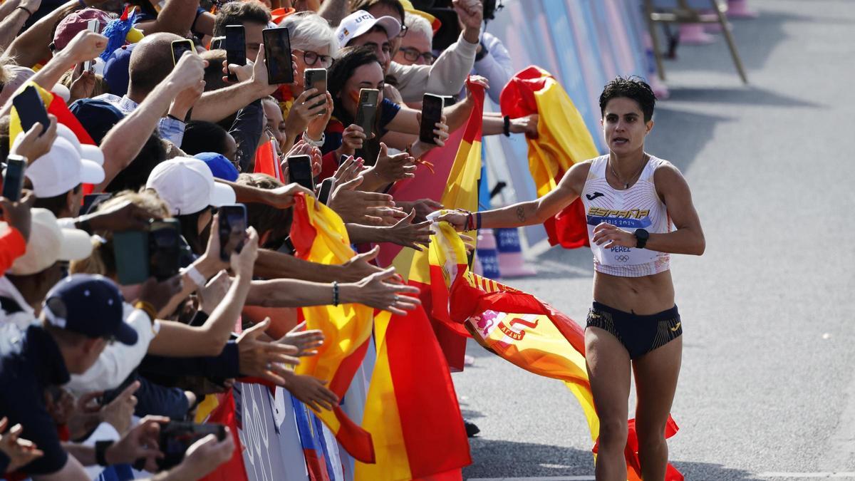 La española María Pérez liderando la prueba de marcha por relvos mixtos de los Juegos Olímpicos de París 2024