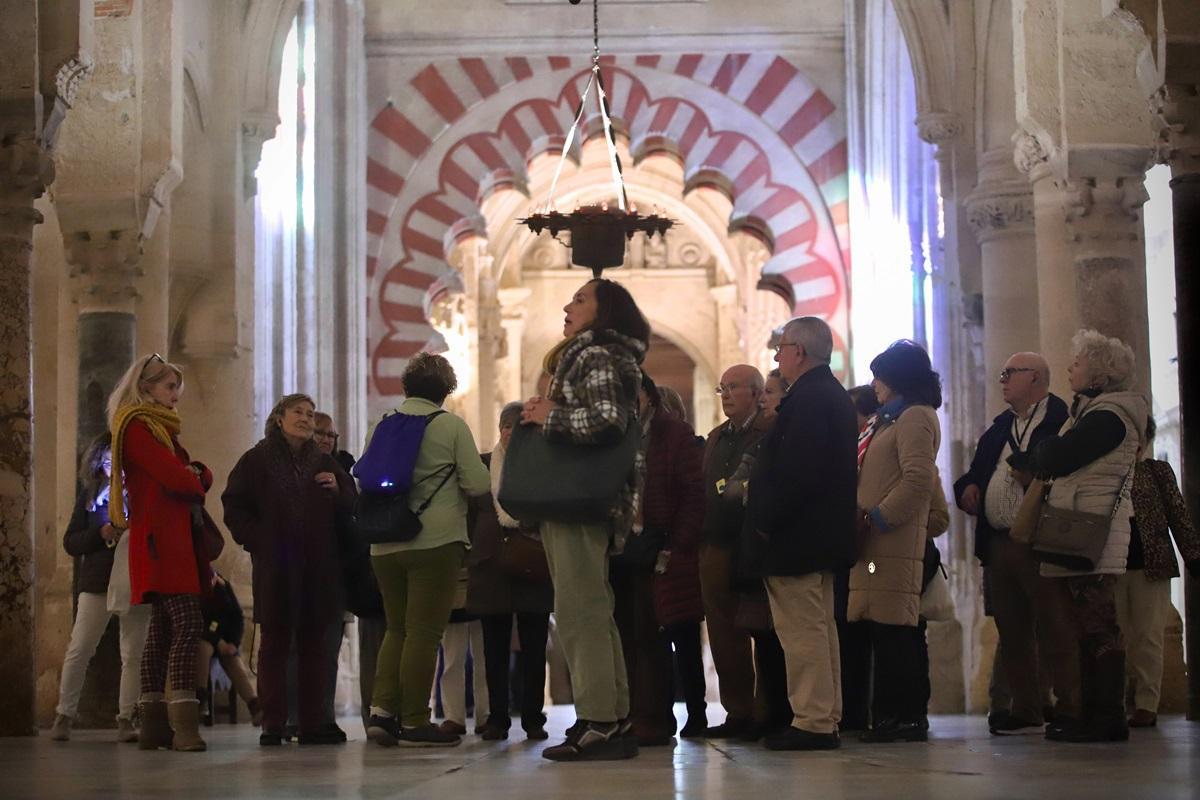 Visitantes en el interior de la Mezquita-Catedral de Córdoba.