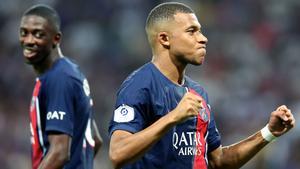 Mbappe celebra un gol com Dembélé