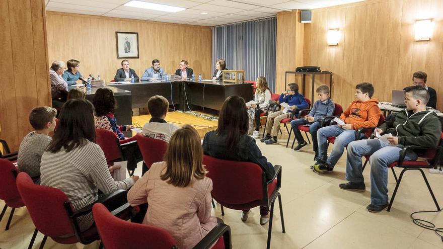 Los niños y niñas de Bellreguard promueven un concurso de mensajes en los balcones