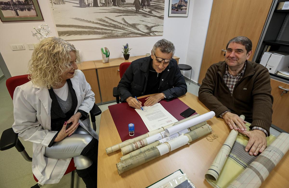 Javier García-Solera, durante la firma de la donación de los fondos, con Oliva y Del Olmo