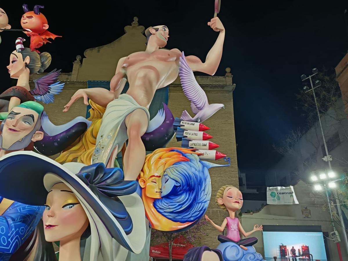 Paloma de la paz en la falla Quart-Palomar.