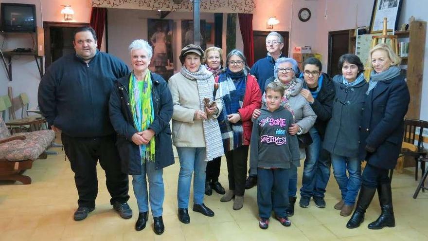 Juan Antonio Gonzalo, Conchita Pérez, Maruja Abad, Dorita Amieva, Rosi Pérez, Juan Enterría, Alejandro Sobrino, Guillermina Pérez, Juan Sobrino, Eloísa Sordo y Paqui Garguera, ayer, en San Roque del Acebal.