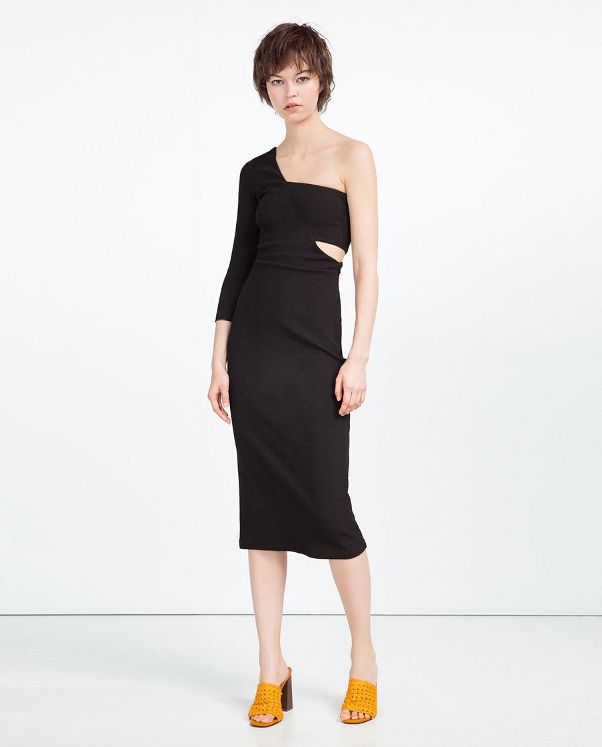 Vestido negro de canalé asimétrico de Zara