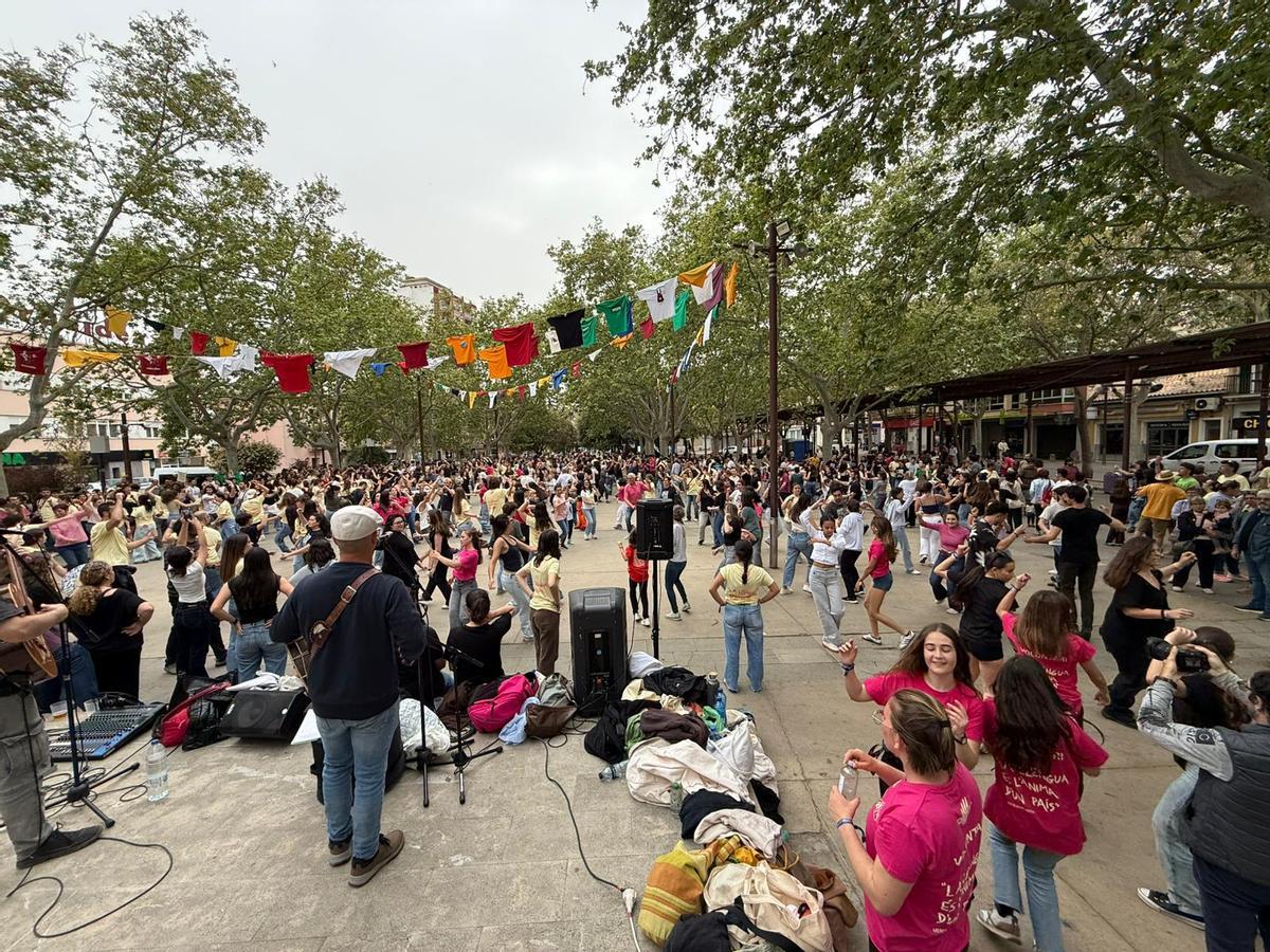 Ball de bot en la plaza Ramon Llull de Manacor.